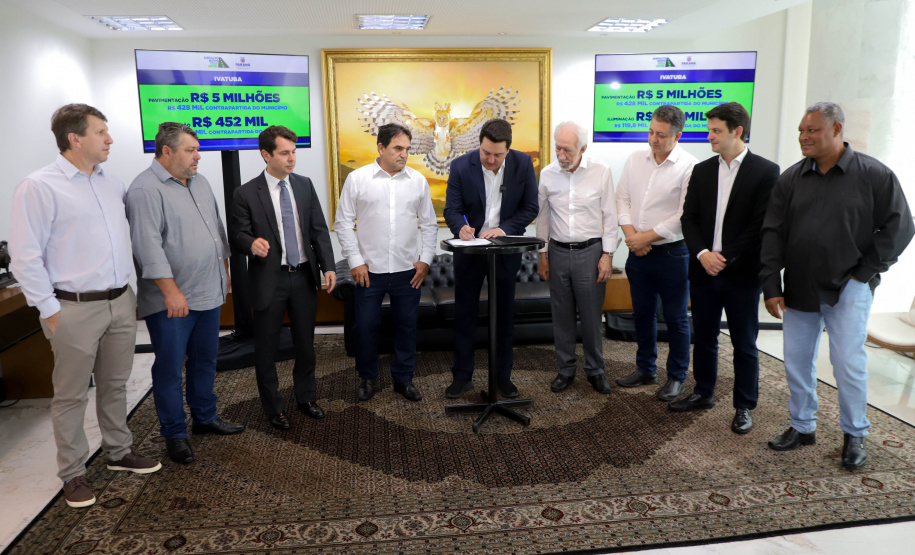 Governador Carlos Massa Ratinho Jr assina liberação de recursos para prefeituras do paraná/Projeto Asfalto Novo Vida Nova -