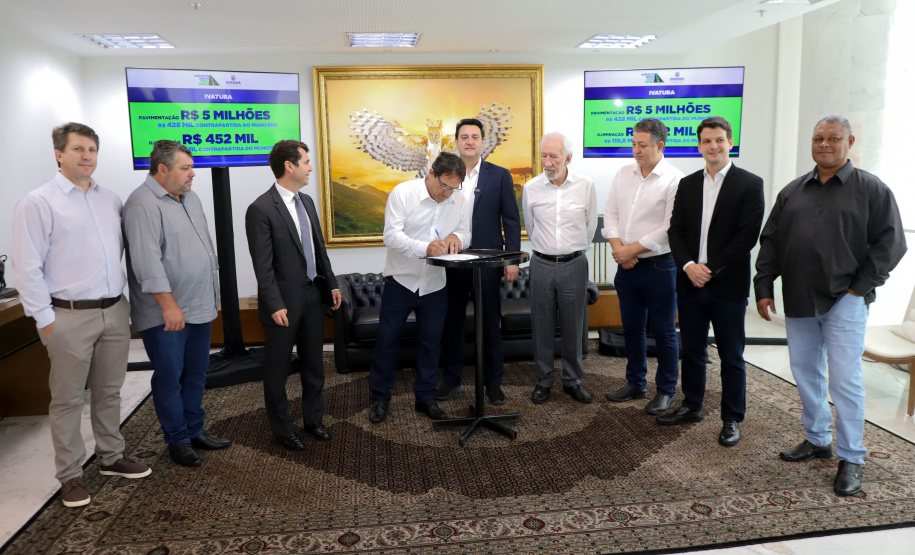 Governador Carlos Massa Ratinho Jr assina liberação de recursos para prefeituras do paraná/Projeto Asfalto Novo Vida Nova -