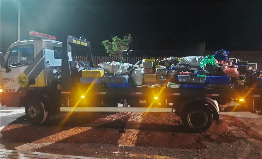 Polícia Militar encontra 3,2 toneladas de maconha em carreta tombada em Cascavel