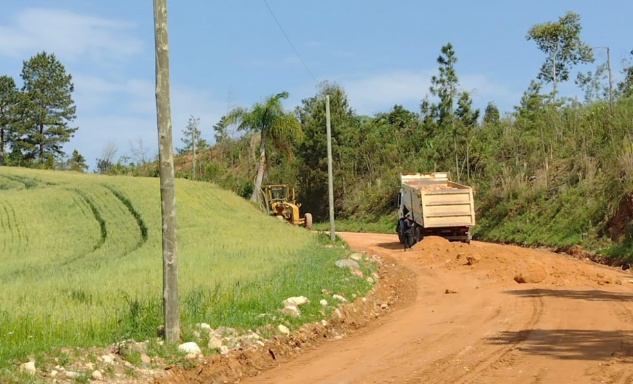 PR-511 Conservação de estrada rural atende distrito em Contenda