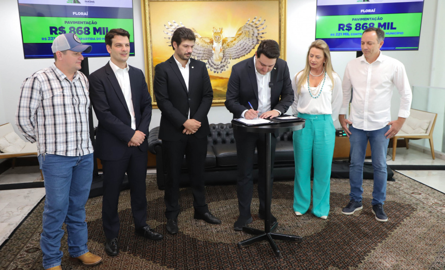 Mais R$ 34,1 milhões foram liberados pelo Governo do Estado para oito municípios pelo programa Asfalto Novo, Vida Nova.  As autorizações para os repasses foram assinadas pelo governador Carlos Massa Ratinho Junior. Na foto, repasse para a prefeitura de Floraí.