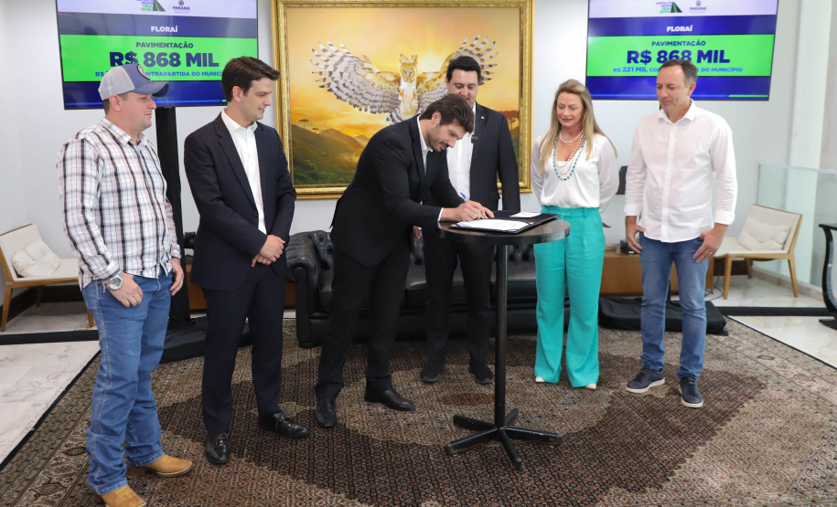 Mais R$ 34,1 milhões foram liberados pelo Governo do Estado para oito municípios pelo programa Asfalto Novo, Vida Nova.  As autorizações para os repasses foram assinadas pelo governador Carlos Massa Ratinho Junior. Na foto, repasse para a prefeitura de Floraí.