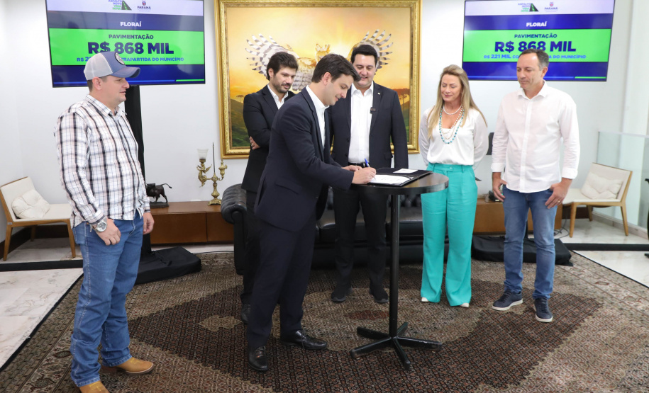 Mais R$ 34,1 milhões foram liberados pelo Governo do Estado para oito municípios pelo programa Asfalto Novo, Vida Nova.  As autorizações para os repasses foram assinadas pelo governador Carlos Massa Ratinho Junior. Na foto, repasse para a prefeitura de Floraí.