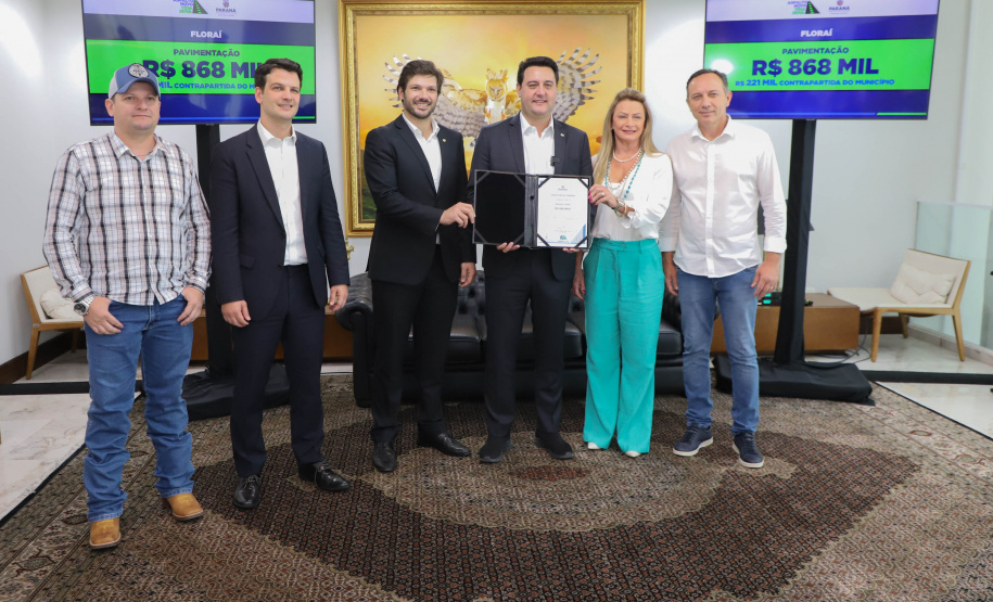 Mais R$ 34,1 milhões foram liberados pelo Governo do Estado para oito municípios pelo programa Asfalto Novo, Vida Nova.  As autorizações para os repasses foram assinadas pelo governador Carlos Massa Ratinho Junior. Na foto, repasse para a prefeitura de Floraí.