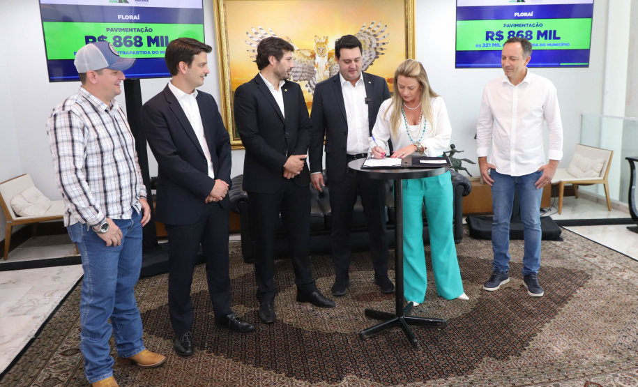 Mais R$ 34,1 milhões foram liberados pelo Governo do Estado para oito municípios pelo programa Asfalto Novo, Vida Nova.  As autorizações para os repasses foram assinadas pelo governador Carlos Massa Ratinho Junior. Na foto, repasse para a prefeitura de Floraí.