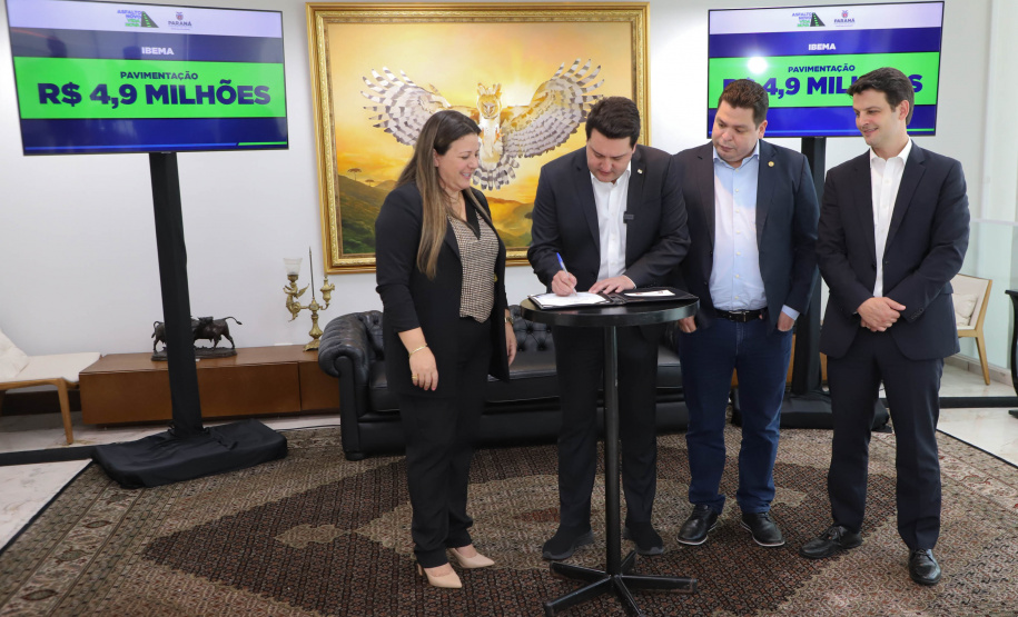 Mais R$ 34,1 milhões foram liberados pelo Governo do Estado para oito municípios pelo programa Asfalto Novo, Vida Nova.  As autorizações para os repasses foram assinadas pelo governador Carlos Massa Ratinho Junior. Na foto, repasse para a prefeitura de Floraí.