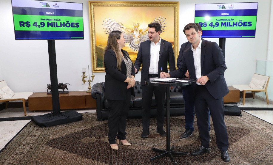 Mais R$ 34,1 milhões foram liberados pelo Governo do Estado para oito municípios pelo programa Asfalto Novo, Vida Nova.  As autorizações para os repasses foram assinadas pelo governador Carlos Massa Ratinho Junior. Na foto, repasse para a prefeitura de Floraí.