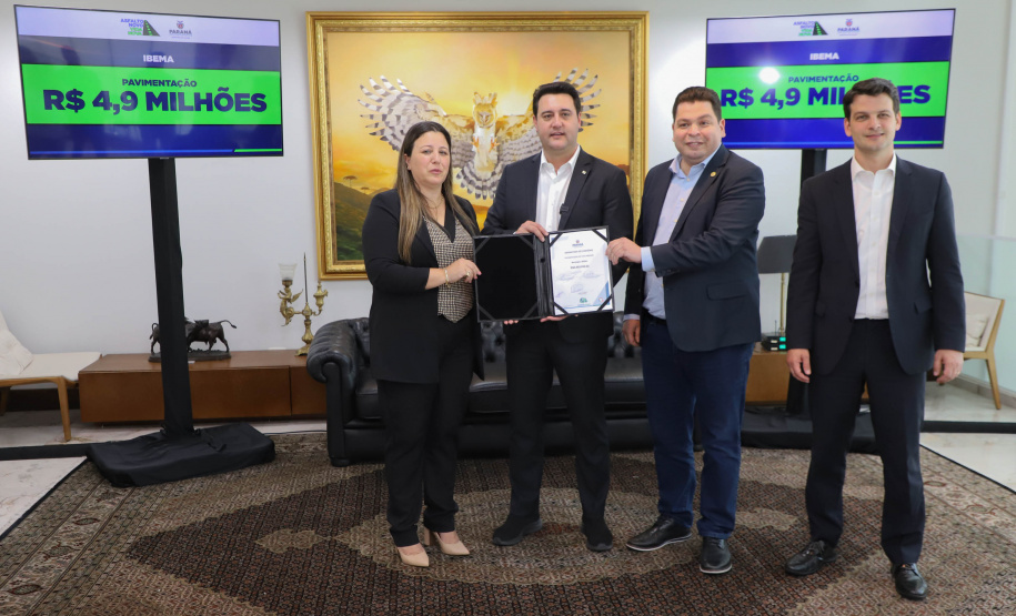 Mais R$ 34,1 milhões foram liberados pelo Governo do Estado para oito municípios pelo programa Asfalto Novo, Vida Nova.  As autorizações para os repasses foram assinadas pelo governador Carlos Massa Ratinho Junior. Na foto, repasse para a prefeitura de Floraí.