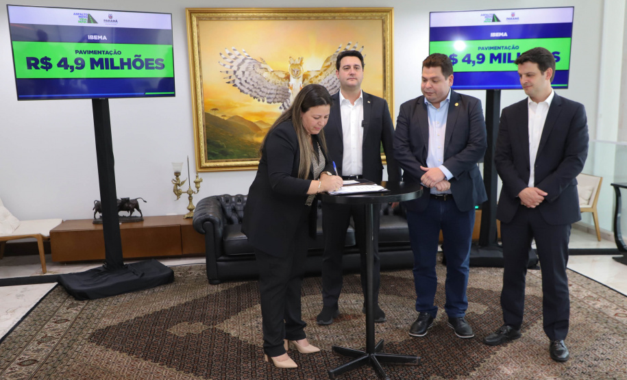 Mais R$ 34,1 milhões foram liberados pelo Governo do Estado para oito municípios pelo programa Asfalto Novo, Vida Nova.  As autorizações para os repasses foram assinadas pelo governador Carlos Massa Ratinho Junior. Na foto, repasse para a prefeitura de Floraí.