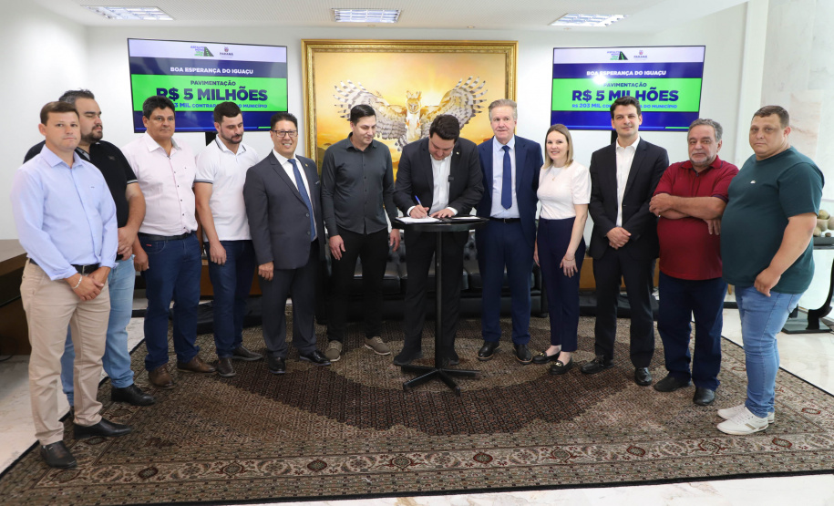 Mais R$ 34,1 milhões foram liberados pelo Governo do Estado para oito municípios pelo programa Asfalto Novo, Vida Nova.  As autorizações para os repasses foram assinadas pelo governador Carlos Massa Ratinho Junior. Na foto, repasse para a prefeitura de Boa Esperança do Iguaçu.