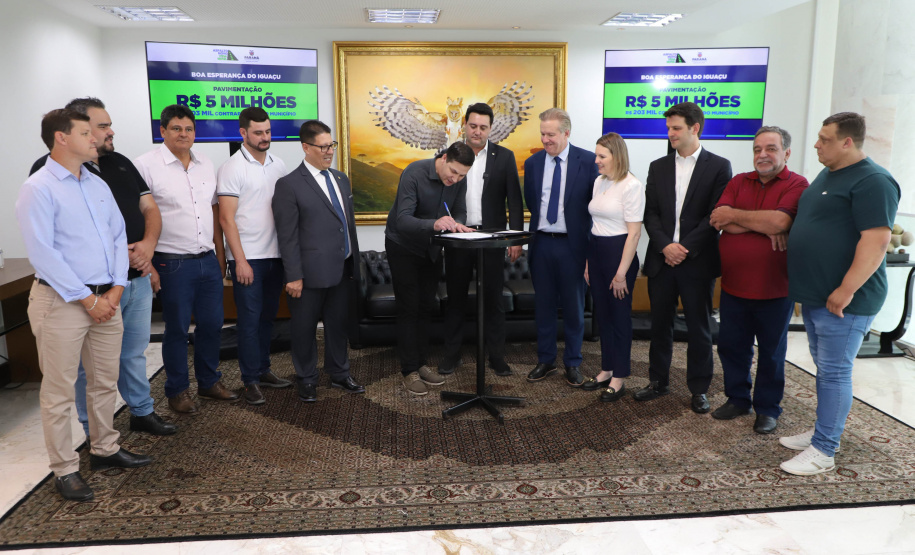 Mais R$ 34,1 milhões foram liberados pelo Governo do Estado para oito municípios pelo programa Asfalto Novo, Vida Nova.  As autorizações para os repasses foram assinadas pelo governador Carlos Massa Ratinho Junior. Na foto, repasse para a prefeitura de Boa Esperança do Iguaçu.