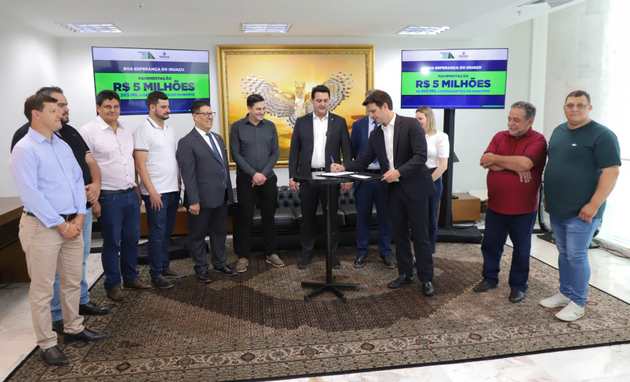 Mais R$ 34,1 milhões foram liberados pelo Governo do Estado para oito municípios pelo programa Asfalto Novo, Vida Nova.  As autorizações para os repasses foram assinadas pelo governador Carlos Massa Ratinho Junior. Na foto, repasse para a prefeitura de Boa Esperança do Iguaçu.