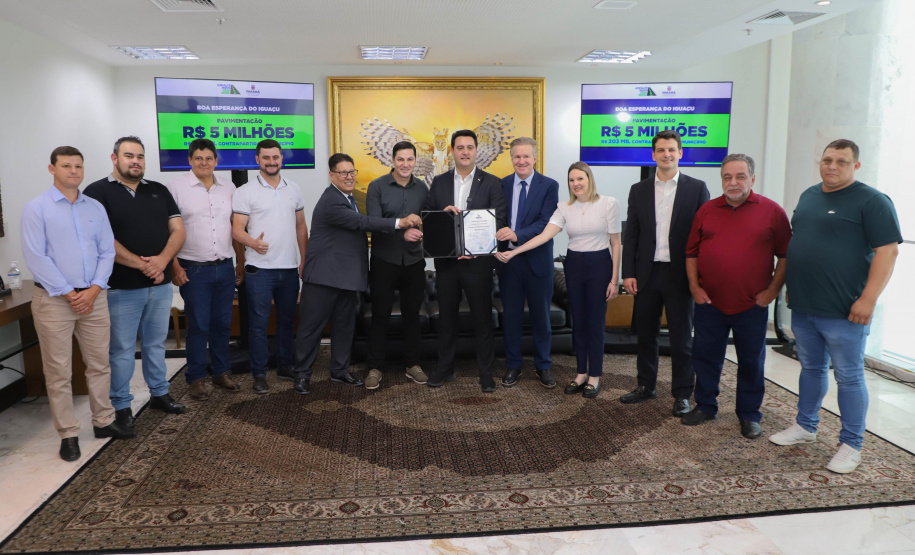 Mais R$ 34,1 milhões foram liberados pelo Governo do Estado para oito municípios pelo programa Asfalto Novo, Vida Nova.  As autorizações para os repasses foram assinadas pelo governador Carlos Massa Ratinho Junior. Na foto, repasse para a prefeitura de Boa Esperança do Iguaçu.