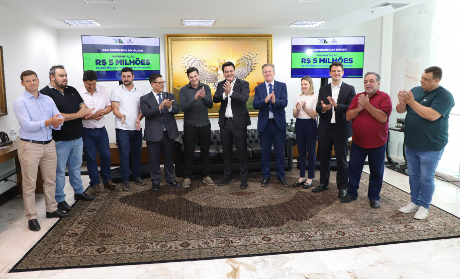 Mais R$ 34,1 milhões foram liberados pelo Governo do Estado para oito municípios pelo programa Asfalto Novo, Vida Nova.  As autorizações para os repasses foram assinadas pelo governador Carlos Massa Ratinho Junior. Na foto, repasse para a prefeitura de Boa Esperança do Iguaçu.