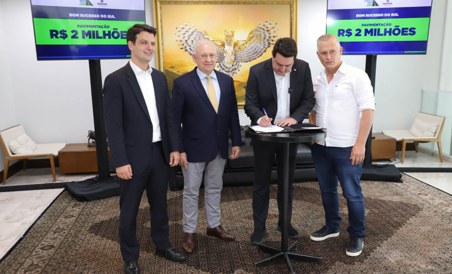 Mais R$ 34,1 milhões foram liberados pelo Governo do Estado para oito municípios pelo programa Asfalto Novo, Vida Nova.  As autorizações para os repasses foram assinadas pelo governador Carlos Massa Ratinho Junior. Na foto, repasse para a prefeitura de Bom Sucesso do Sul.