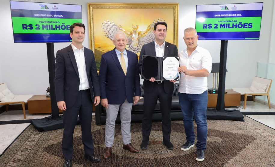 Mais R$ 34,1 milhões foram liberados pelo Governo do Estado para oito municípios pelo programa Asfalto Novo, Vida Nova.  As autorizações para os repasses foram assinadas pelo governador Carlos Massa Ratinho Junior. Na foto, repasse para a prefeitura de Bom Sucesso do Sul.