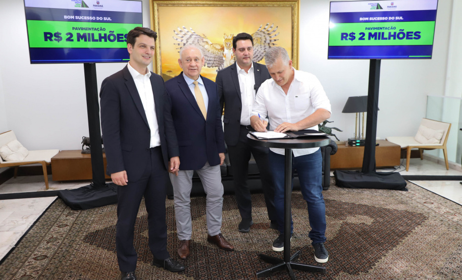 Mais R$ 34,1 milhões foram liberados pelo Governo do Estado para oito municípios pelo programa Asfalto Novo, Vida Nova.  As autorizações para os repasses foram assinadas pelo governador Carlos Massa Ratinho Junior. Na foto, repasse para a prefeitura de Bom Sucesso do Sul.