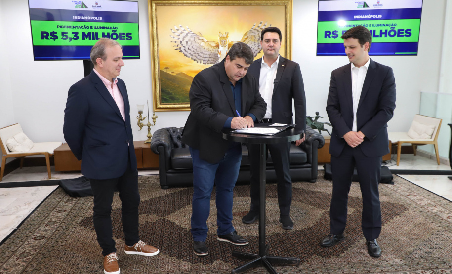 Mais R$ 34,1 milhões foram liberados pelo Governo do Estado para oito municípios pelo programa Asfalto Novo, Vida Nova.  As autorizações para os repasses foram assinadas pelo governador Carlos Massa Ratinho Junior.