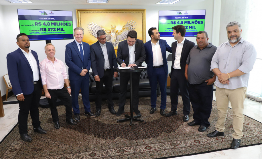 Mais R$ 34,1 milhões foram liberados pelo Governo do Estado para oito municípios pelo programa Asfalto Novo, Vida Nova.  As autorizações para os repasses foram assinadas pelo governador Carlos Massa Ratinho Junior. Na foto, repasse para a prefeitura de Itaúna do Sul.