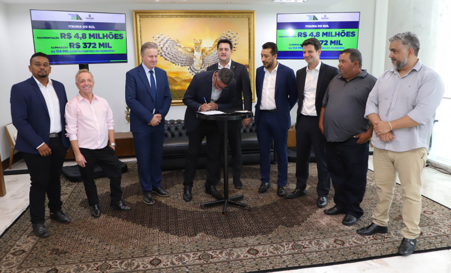 Mais R$ 34,1 milhões foram liberados pelo Governo do Estado para oito municípios pelo programa Asfalto Novo, Vida Nova.  As autorizações para os repasses foram assinadas pelo governador Carlos Massa Ratinho Junior. Na foto, repasse para a prefeitura de Itaúna do Sul.