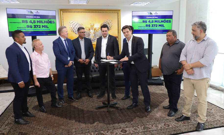 Mais R$ 34,1 milhões foram liberados pelo Governo do Estado para oito municípios pelo programa Asfalto Novo, Vida Nova.  As autorizações para os repasses foram assinadas pelo governador Carlos Massa Ratinho Junior. Na foto, repasse para a prefeitura de Itaúna do Sul.