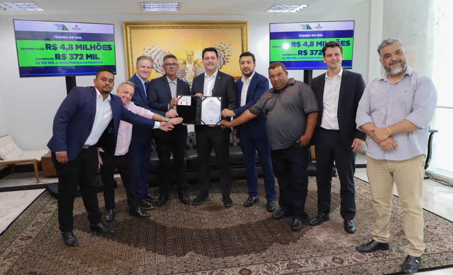 Mais R$ 34,1 milhões foram liberados pelo Governo do Estado para oito municípios pelo programa Asfalto Novo, Vida Nova.  As autorizações para os repasses foram assinadas pelo governador Carlos Massa Ratinho Junior. Na foto, repasse para a prefeitura de Itaúna do Sul.