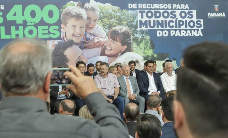 Curitibam 25 de setembro de 2023 - O governador Carlos Massa Ratinho Jr. realiza encontro com prefeitos e entrega mais de R$ 400 milhões em melhorias às cidades paranaenses.