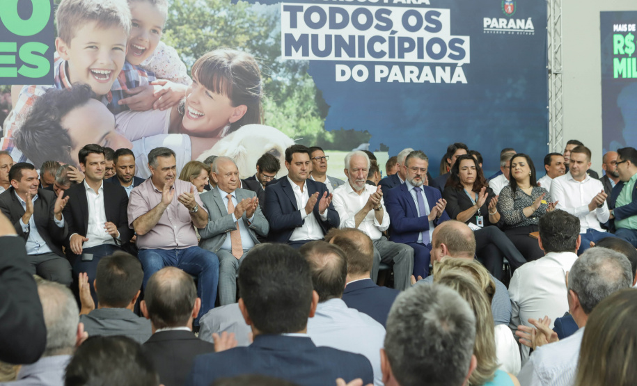 Curitibam 25 de setembro de 2023 - O governador Carlos Massa Ratinho Jr. realiza encontro com prefeitos e entrega mais de R$ 400 milhões em melhorias às cidades paranaenses.