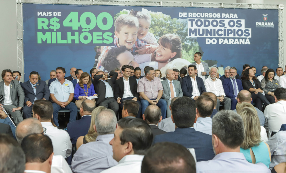 Curitibam 25 de setembro de 2023 - O governador Carlos Massa Ratinho Jr. realiza encontro com prefeitos e entrega mais de R$ 400 milhões em melhorias às cidades paranaenses.