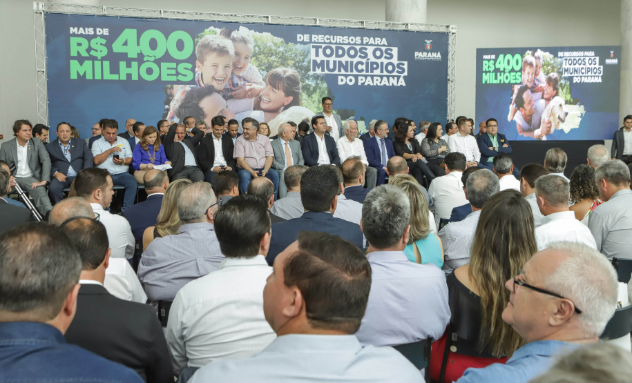 Curitibam 25 de setembro de 2023 - O governador Carlos Massa Ratinho Jr. realiza encontro com prefeitos e entrega mais de R$ 400 milhões em melhorias às cidades paranaenses.
