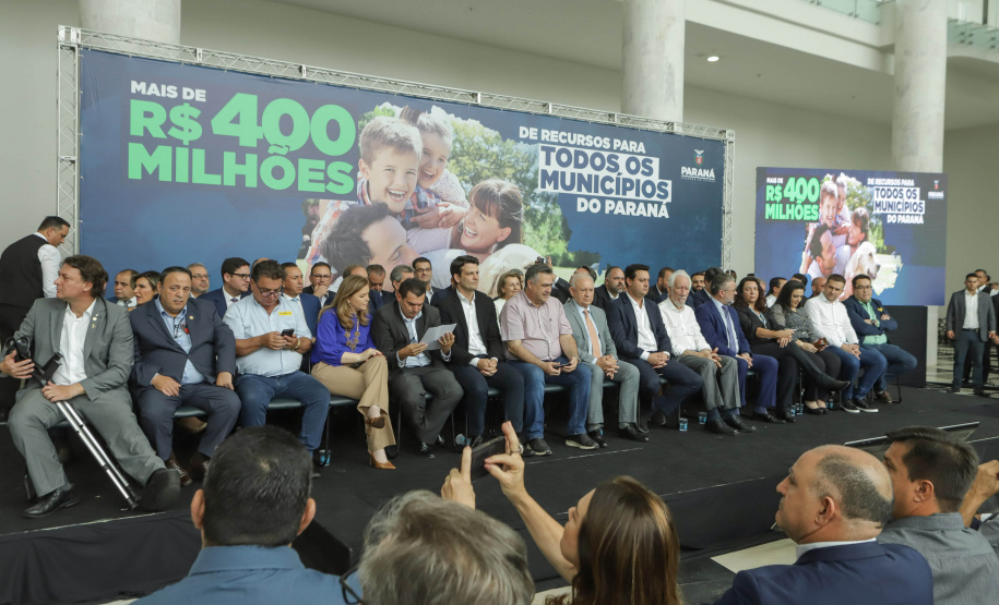 Curitibam 25 de setembro de 2023 - O governador Carlos Massa Ratinho Jr. realiza encontro com prefeitos e entrega mais de R$ 400 milhões em melhorias às cidades paranaenses.