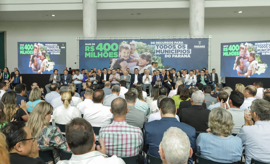 Curitibam 25 de setembro de 2023 - O governador Carlos Massa Ratinho Jr. realiza encontro com prefeitos e entrega mais de R$ 400 milhões em melhorias às cidades paranaenses.