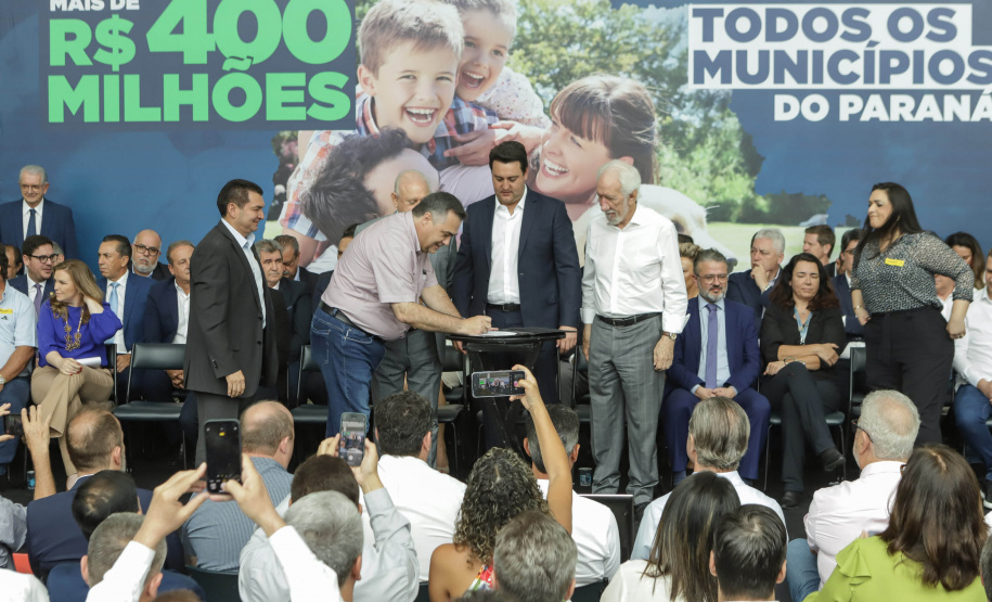 Curitibam 25 de setembro de 2023 - O governador Carlos Massa Ratinho Jr. realiza encontro com prefeitos e entrega mais de R$ 400 milhões em melhorias às cidades paranaenses.