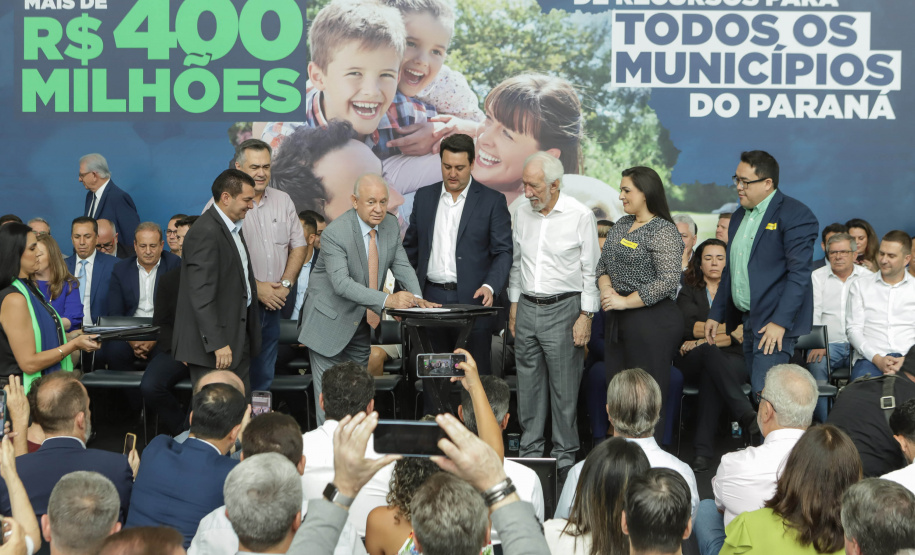 Curitibam 25 de setembro de 2023 - O governador Carlos Massa Ratinho Jr. realiza encontro com prefeitos e entrega mais de R$ 400 milhões em melhorias às cidades paranaenses.