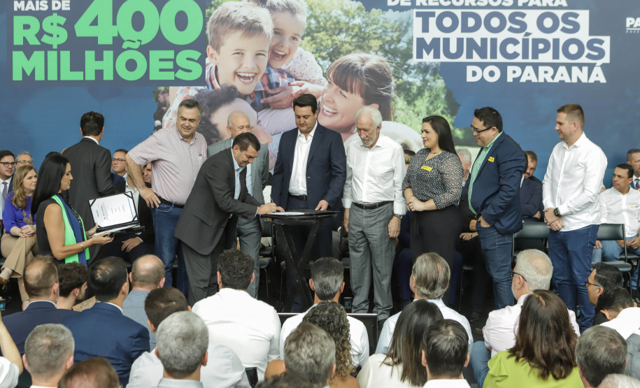 Curitibam 25 de setembro de 2023 - O governador Carlos Massa Ratinho Jr. realiza encontro com prefeitos e entrega mais de R$ 400 milhões em melhorias às cidades paranaenses.
