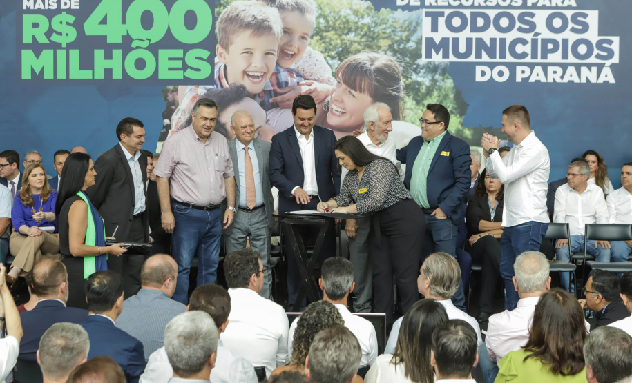 Curitibam 25 de setembro de 2023 - O governador Carlos Massa Ratinho Jr. realiza encontro com prefeitos e entrega mais de R$ 400 milhões em melhorias às cidades paranaenses.