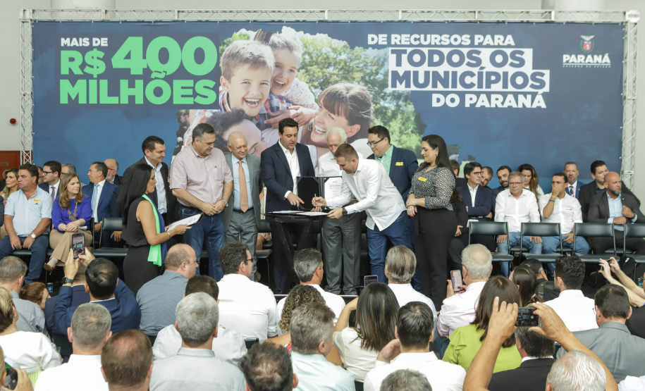 Curitibam 25 de setembro de 2023 - O governador Carlos Massa Ratinho Jr. realiza encontro com prefeitos e entrega mais de R$ 400 milhões em melhorias às cidades paranaenses.