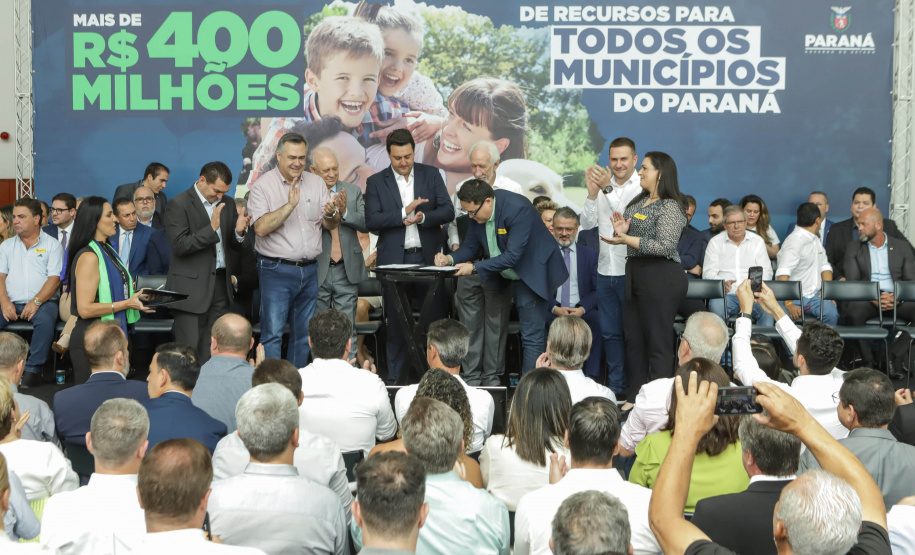Curitibam 25 de setembro de 2023 - O governador Carlos Massa Ratinho Jr. realiza encontro com prefeitos e entrega mais de R$ 400 milhões em melhorias às cidades paranaenses.