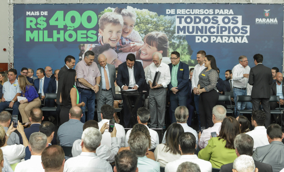 Curitibam 25 de setembro de 2023 - O governador Carlos Massa Ratinho Jr. realiza encontro com prefeitos e entrega mais de R$ 400 milhões em melhorias às cidades paranaenses.