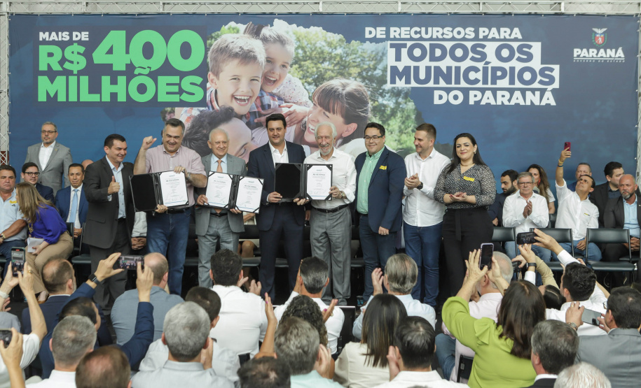 Curitibam 25 de setembro de 2023 - O governador Carlos Massa Ratinho Jr. realiza encontro com prefeitos e entrega mais de R$ 400 milhões em melhorias às cidades paranaenses.