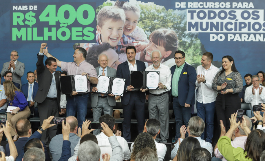 Curitibam 25 de setembro de 2023 - O governador Carlos Massa Ratinho Jr. realiza encontro com prefeitos e entrega mais de R$ 400 milhões em melhorias às cidades paranaenses.