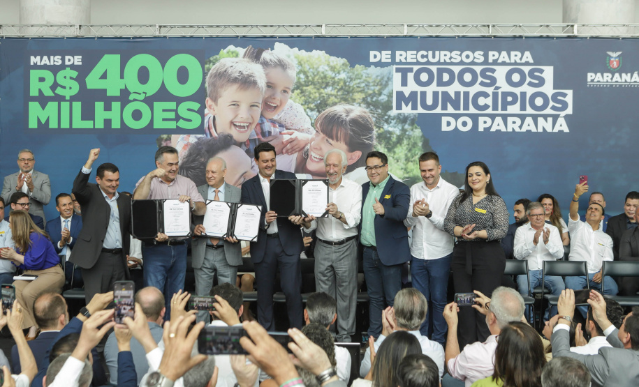Curitibam 25 de setembro de 2023 - O governador Carlos Massa Ratinho Jr. realiza encontro com prefeitos e entrega mais de R$ 400 milhões em melhorias às cidades paranaenses.