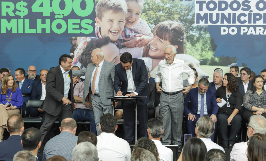 Curitibam 25 de setembro de 2023 - O governador Carlos Massa Ratinho Jr. realiza encontro com prefeitos e entrega mais de R$ 400 milhões em melhorias às cidades paranaenses.