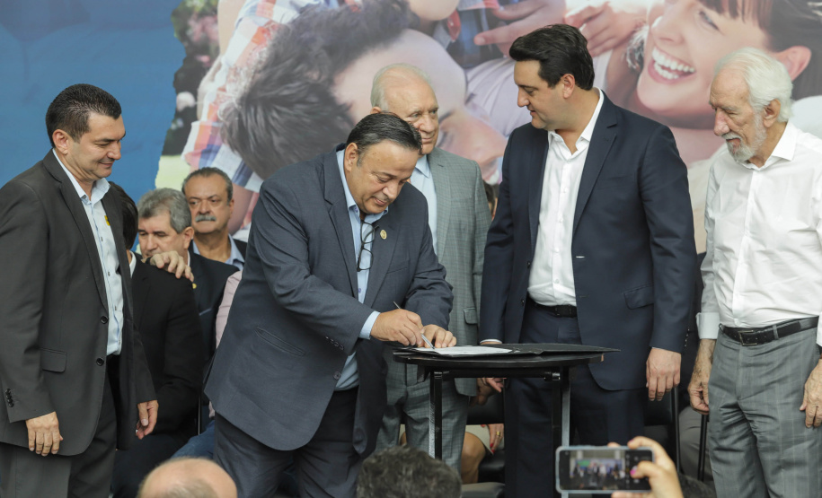 Curitibam 25 de setembro de 2023 - O governador Carlos Massa Ratinho Jr. realiza encontro com prefeitos e entrega mais de R$ 400 milhões em melhorias às cidades paranaenses.