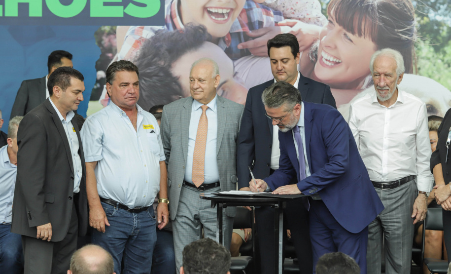 Curitibam 25 de setembro de 2023 - O governador Carlos Massa Ratinho Jr. realiza encontro com prefeitos e entrega mais de R$ 400 milhões em melhorias às cidades paranaenses.