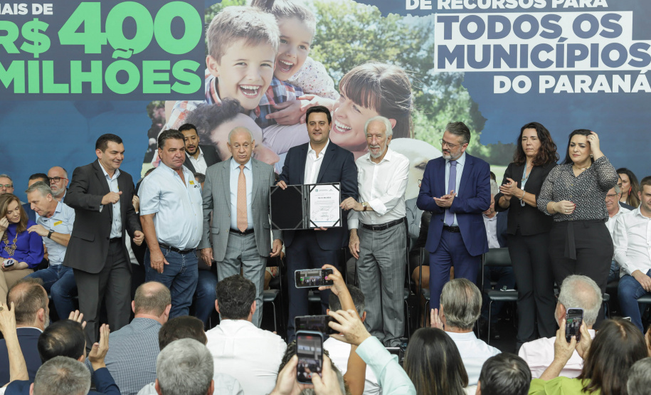 Curitibam 25 de setembro de 2023 - O governador Carlos Massa Ratinho Jr. realiza encontro com prefeitos e entrega mais de R$ 400 milhões em melhorias às cidades paranaenses.