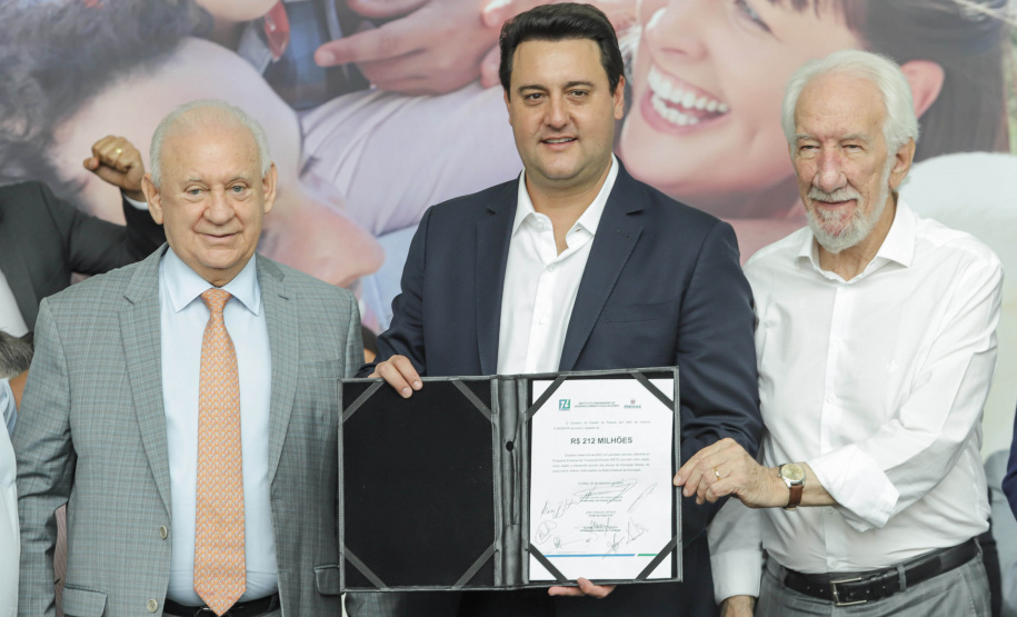 Curitibam 25 de setembro de 2023 - O governador Carlos Massa Ratinho Jr. realiza encontro com prefeitos e entrega mais de R$ 400 milhões em melhorias às cidades paranaenses.