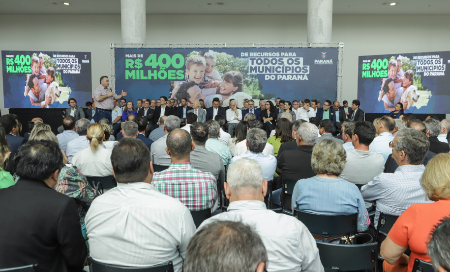 Curitiba, 25 de setembro de 2023 - O governador Carlos Massa Ratinho Jr. realiza encontro com prefeitos e entrega mais de R$ 400 milhões em melhorias às cidades paranaenses.