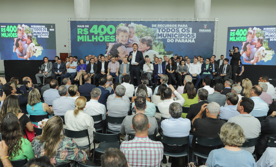 Curitibam 25 de setembro de 2023 - O governador Carlos Massa Ratinho Jr. realiza encontro com prefeitos e entrega mais de R$ 400 milhões em melhorias às cidades paranaenses.