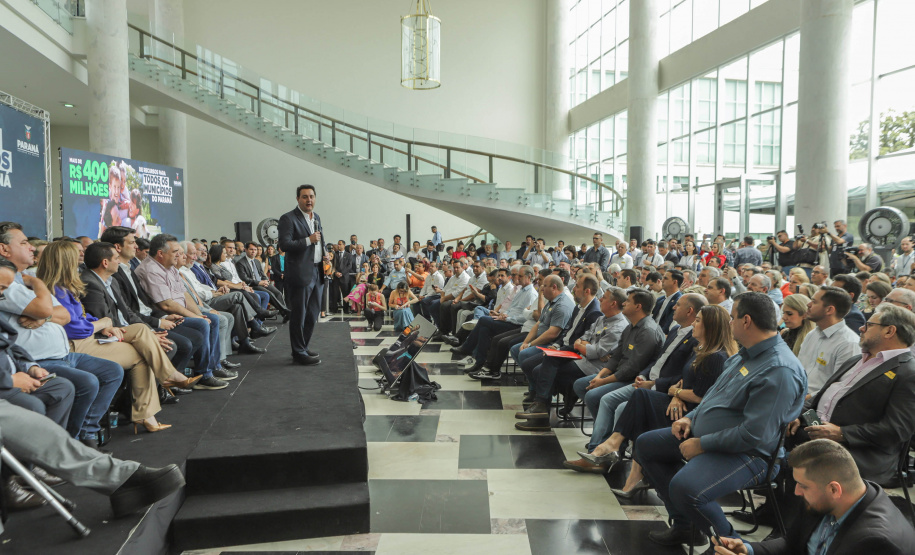 Curitibam 25 de setembro de 2023 - O governador Carlos Massa Ratinho Jr. realiza encontro com prefeitos e entrega mais de R$ 400 milhões em melhorias às cidades paranaenses.